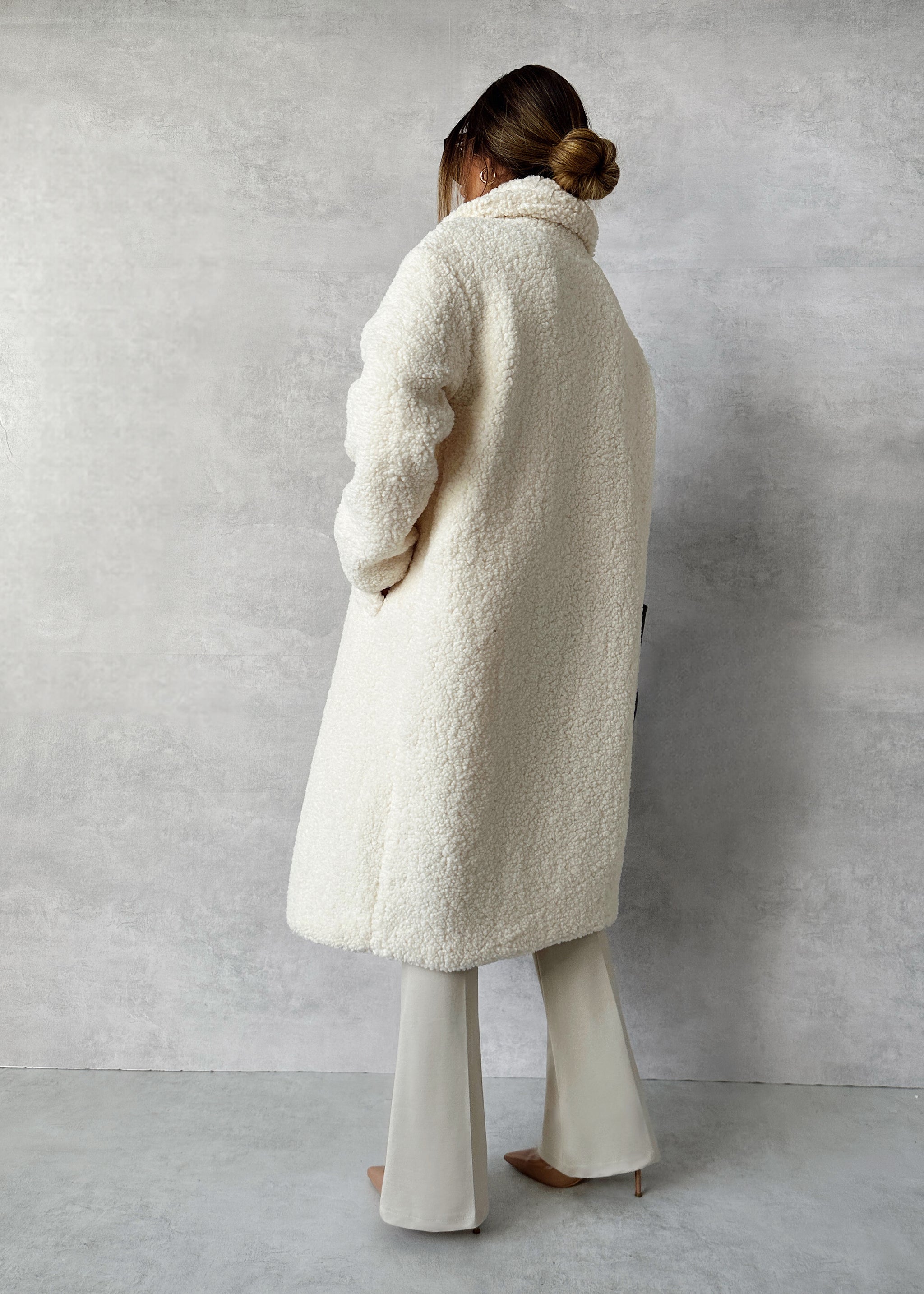 ABRIGO TEDDY OFF WHITE OHH FRIDAY